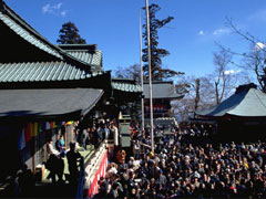 神棚にお神札を納めるの画像